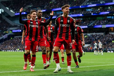 Fulham 'dan Tom Cairney, Premier League maçında Tottenham Hotspur Fulham' a karşı Tottenham Hotspur Stadyumu 'nda 1-1' lik galibiyetini kutluyor.