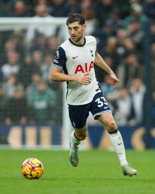 Tottenham Hotspur takımından Ben Davies, Tottenham Hotspur 'a karşı Tottenham Hotspur Stadyumu' nda 1 Aralık 2024 'te oynanan Premier League maçında topla koşuyor.