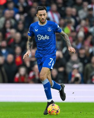 Everton 'dan Dwight McNeil Premier Lig maçında Manchester United Everton' a karşı Old Trafford, Manchester, İngiltere 'de 1 Aralık 2024' te topa vuruyor.