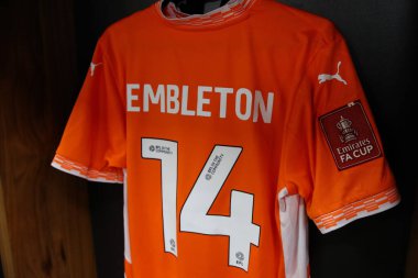 Blackpool 'dan Elliot Embleton' ın ev tişörtü, Birleşik Krallık 'ın Blackpool şehrinde 1 Aralık 2024' te oynanan Emirates FA Cup 2. Raund karşılaşması öncesinde soyunma odasında asılı.
