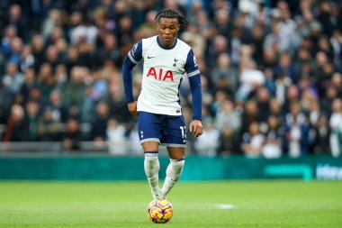 Tottenham Hotspur takımından Destiny Udogie, Tottenham Hotspur 'a karşı Tottenham Hotspur Stadyumu' nda 1 Aralık 2024 'te oynanan Premier League maçında topla koşuyor.
