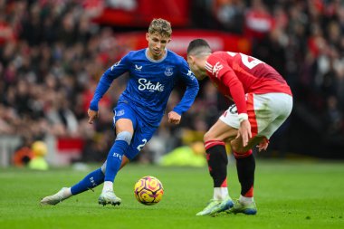 Everton 'dan Jesper Lindstrm, Manchester United' ın 1 Aralık 2024 'te Old Trafford, Manchester, İngiltere' de oynadığı Premier League maçında topu Manchester United 'dan Diogo Dalot' a atıyor.