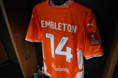Blackpool 'dan Elliot Embleton' ın ev tişörtü, Birleşik Krallık 'ın Blackpool şehrinde 1 Aralık 2024' te oynanan Emirates FA Cup 2. Raund karşılaşması öncesinde soyunma odasında asılı.
