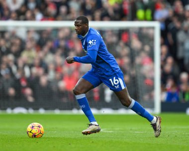Everton 'dan Abdoulaye Doucour Premier Lig maçı sırasında Manchester United ile Everton' ın 1 Aralık 2024 'te Old Trafford, Manchester' da oynadıkları maçta topa vuruyor.