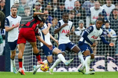 Fulham takımından Raul Jimenez, 1 Aralık 2024 'te Tottenham Hotspur' a karşı Fulham Stadyumu 'nda oynanan Premier League maçında çekim yapıyor.