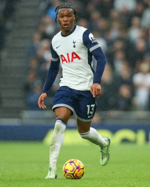 Tottenham Hotspur takımından Destiny Udogie, Tottenham Hotspur 'a karşı Tottenham Hotspur Stadyumu' nda 1 Aralık 2024 'te oynanan Premier League maçında topla koşuyor.