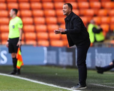 Birmingham City 'nin Chris Davies teknik direktörü, 1 Aralık 2024 tarihinde İngiltere, Blackpool' da oynanan Blackpool-Birmingham City maçında oyuncularına talimat verir.