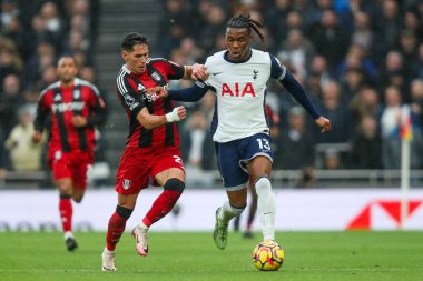 Tottenham Hotspur 'dan Destiny Udogie, 1 Aralık 2024' te Tottenham Hotspur, Londra 'daki Tottenham Hotspur Stadyumu' nda oynanan Premier League maçında Fulham 'dan Sasa Lukiç' in baskısı altında.