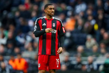 Fulham 'dan Reiss Nelson, Premier Lig maçında Tottenham Hotspur' a karşı Fulham Stadyumu, Londra, 1 Aralık 2024 'te oynanan maçta takıma talimat verdi.