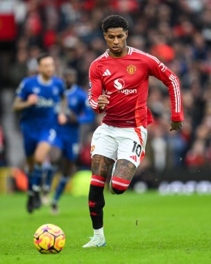 Manchester United takımından Marcus Rashford, Manchester United ile Everton 'ın 1 Aralık 2024' te oynanan Premier League maçında topa vuruyor.