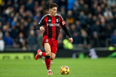 Fulham takımından Harry Wilson, Tottenham Hotspur 'a karşı Tottenham Hotspur Stadyumu' nda 1 Aralık 2024 'te oynanan Premier League maçında topla koşuyor.