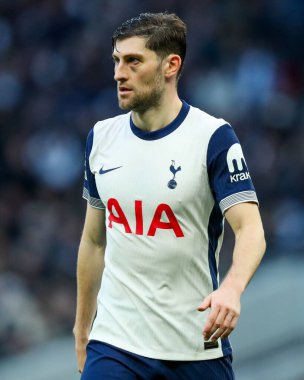 Tottenham Hotspur 'dan Ben Davies, 1 Aralık 2024' te Tottenham Hotspur ile Fulham arasında oynanan Premier Lig maçına bakıyor.