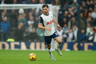 Tottenham Hotspur takımından Ben Davies, Tottenham Hotspur 'a karşı Tottenham Hotspur Stadyumu' nda 1 Aralık 2024 'te oynanan Premier League maçında topla koşuyor.