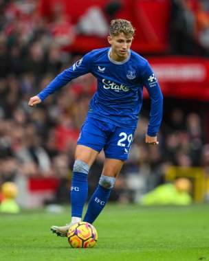 Everton 'dan Jesper Lindstrm Premier League maçı sırasında Manchester United Everton' a karşı Old Trafford, Manchester, İngiltere 'de 1 Aralık 2024' te bir ara verdi.