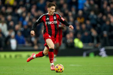 Fulham takımından Harry Wilson, Tottenham Hotspur 'a karşı Tottenham Hotspur Stadyumu' nda 1 Aralık 2024 'te oynanan Premier League maçında topla koşuyor.