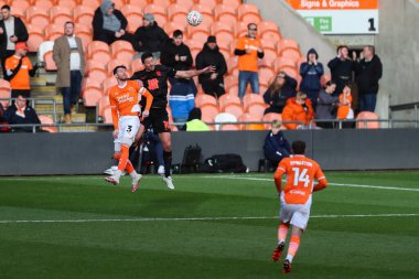 Blackpool 'dan James Husband ve Birmingham City' den Lukas Jutkiewicz 1 Aralık 2024 'te Bloomfield Road, Blackpool' da Birmingham City 'ye karşı oynanan 2.