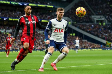 Tottenham Hotspur 'dan Timo Werner, 1 Aralık 2024' te Tottenham Hotspur Stadyumu 'nda oynanan Premier League maçında Fulham' a karşı oynayan Fulham maçında Fulham 'dan Kenny Tete' nin baskısı altında.