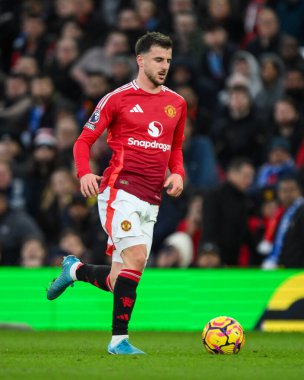 Manchester United 'ın Mason Mount' ı Premier League maçında Manchester United Everton 'a karşı Old Trafford, Manchester, İngiltere' de 1 Aralık 2024 'te topa vuruyor.
