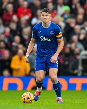 Everton 'dan James Tarkowski Premier Lig maçında Manchester United Everton' a karşı Old Trafford, Manchester, İngiltere 'de 1 Aralık 2024' te topa vuruyor.