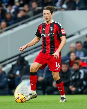 Fulham takımından Sander Berge, Tottenham Hotspur 'a karşı Tottenham Hotspur Stadyumu' nda 1 Aralık 2024 'te oynanan Premier League maçında topla koşuyor.