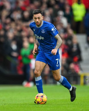 Everton 'dan Dwight McNeil Premier Lig maçında Manchester United Everton' a karşı Old Trafford, Manchester, İngiltere 'de 1 Aralık 2024' te topa vuruyor.