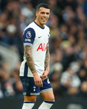 Tottenham Hotspur 'dan Pedro Porro, 1 Aralık 2024' te Tottenham Hotspur ile Fulham arasında oynanan Premier League karşılaşmasında tepki gösterdi.