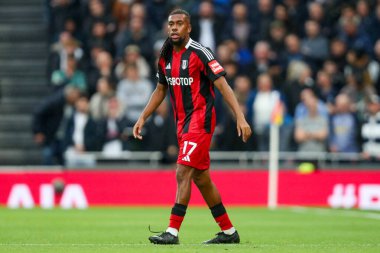 Fulham 'dan Alex Iwobi, Tottenham Hotspur ile Fulham arasındaki Premier Lig maçına bakıyor. Tottenham Hotspur Stadyumu, Londra, 1 Aralık 2024