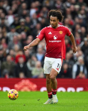 Manchester United takımından Joshua Zirkzee, Manchester United 'ın 1 Aralık 2024' te Old Trafford 'da Everton' a karşı oynadığı Premier League maçında topa vuruyor.
