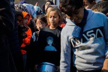 Filistinliler, Amerikan Dünya Mutfağı 'nı üst üste ikinci kez kapatma kararı sonrasında geçici bir sürgün kampında bedava yemek yemeye çalıştılar ve bu da güneydeki yerlerinden edilen Filistinlilerin durumunu daha da kötüleştirdi.