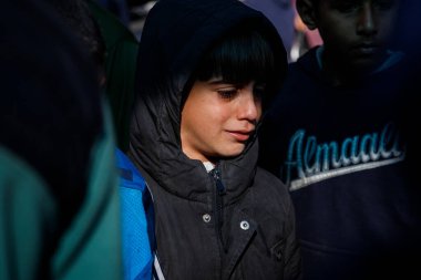 Filistinliler, Amerikan Dünya Mutfağı 'nı üst üste ikinci kez kapatma kararı sonrasında geçici bir sürgün kampında bedava yemek yemeye çalıştılar ve bu da güneydeki yerlerinden edilen Filistinlilerin durumunu daha da kötüleştirdi.