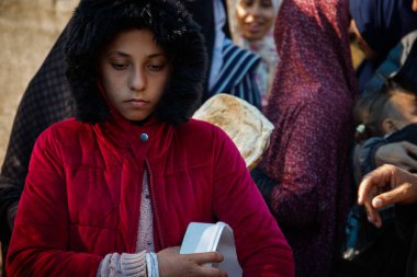 Filistinliler, Amerikan Dünya Mutfağı 'nı üst üste ikinci kez kapatma kararı sonrasında geçici bir sürgün kampında bedava yemek yemeye çalıştılar ve bu da güneydeki yerlerinden edilen Filistinlilerin durumunu daha da kötüleştirdi.