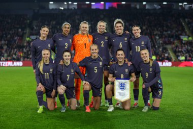 İngiltere Takımı, 3 Aralık 2024 'te Bramall Lane, Sheffield, Birleşik Krallık' ta oynanan Uluslararası Kadınlar Uluslararası Dostluk karşılaşması öncesinde sıraya giriyor.