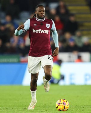 West Ham United 'dan Aaron Wan-Bissaka Premier Lig maçı sırasında King Power Stadyumu' nda Leicester City ile West Ham United maçında ilerliyor.