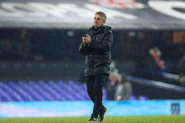 Ipswich Town 'un kederli bir Kieran McKenna teknik direktörü, 3 Aralık 2024' te Ipswich, Ipswich 'te oynanan Premier League maçının son düdüğü çaldıktan sonra taraftarları alkışlıyor.