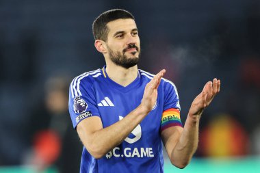 Leicester City 'den Conor Coady, 3 Aralık 2024' te King Power Stadyumu 'nda Leicester City ile West Ham United arasındaki Premier League maçı sonrasında ev sahibi taraftarları alkışlıyor.