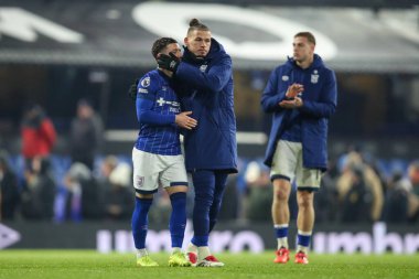 Ipswich Town 'dan Kalvin Phillips, Ipswich Town' un 3 Aralık 2024 'te Ipswich City' de Ipswich Town ile Crystal Palace arasında oynanan Premier League maçında kaybettiği 0-1 yenilgi sonrasında Ipswich Town 'dan Conor Chaplin' i teselli ediyor.