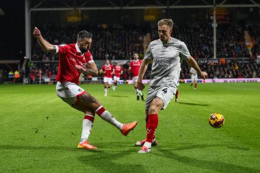 Wrexham 'dan Ollie Palmer, 3 Aralık 2024' te SToK Cae Ras, Wrexham, İngiltere 'de oynanan Wrexham-Barnsley maçında topu geçti.