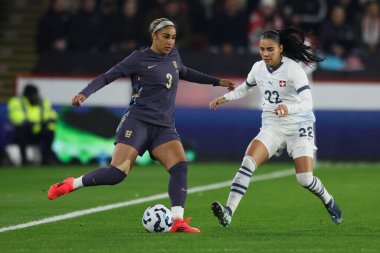 İngiltere 'den Gabby George, 3 Aralık 2024' te Bramall Lane, Sheffield, İngiltere 'de oynanan Uluslararası Bayanlar Dostluk karşılaşmasında pas veriyor.