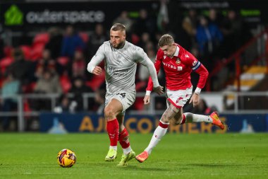 Barnsley 'den Stephen Humphrys, 3 Aralık 2024' te SToK Cae Ras, Wrexham, İngiltere 'de oynanan Wrexham-Barnsley maçında topla bir çıkış yaptı.