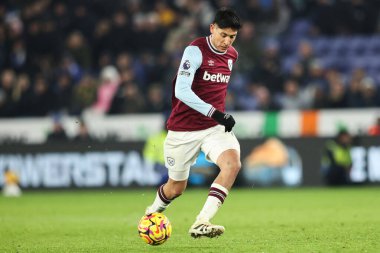 West Ham United takımından Edson Ivarez, İngiltere 'nin Leicester şehrindeki King Power Stadyumu' nda oynanan Premier League maçında pas attı.