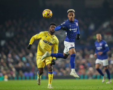 Ipswich Town 'dan Omari Hutchinson, 3 Aralık 2024' te Ipswich Town, Ipswich, İngiltere 'deki Kristal Saray' a karşı oynanan Premier Lig karşılaşmasında yüksek topu kazanmak için sıçradı.