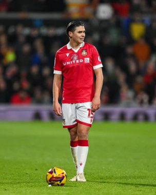 Wrexham 'dan George Dobson, 3 Aralık 2024' te SToK Cae Ras, Wrexham, İngiltere 'de oynanan Wrexham-Barnsley maçında serbest atış yapmaya hazırlanıyor.
