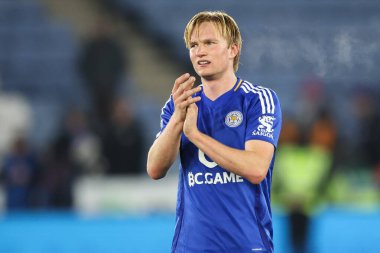 Leicester City 'den Victor Kristiansen, 3 Aralık 2024' te King Power Stadyumu 'nda Leicester City ile West Ham United arasındaki Premier League maçı sonrasında ev sahibi taraftarları alkışlıyor.