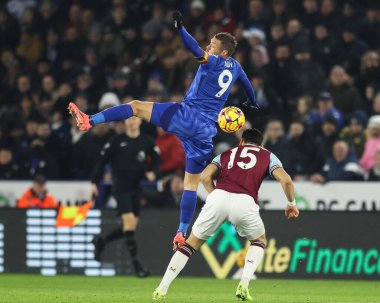 Leicester City 'den Jamie Vardy ve West Ham United' dan Konstantinos Mavropanos Premier League maçı sırasında King Power Stadyumu, Leicester, Birleşik Krallık, 3 Aralık 2024 'te West Ham United' a karşı top mücadelesi verdiler.