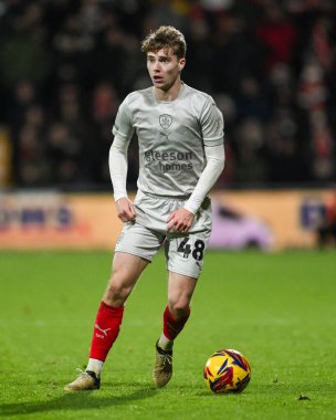 Barnsley takımından Luca Connell, 3 Aralık 2024 'te Wrexham-Barnsley maçında SToK Cae Ras, Wrexham, İngiltere