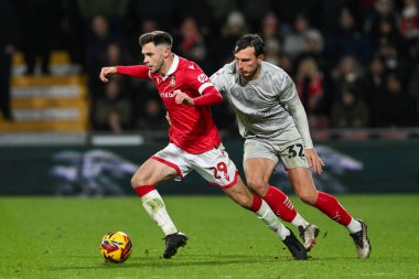Wrexham 'dan Ryan Barnett, 3 Aralık 2024' te Wrexham-Barnsley maçında topu Barnsley 'li Josh Earl' e kaptırdı.