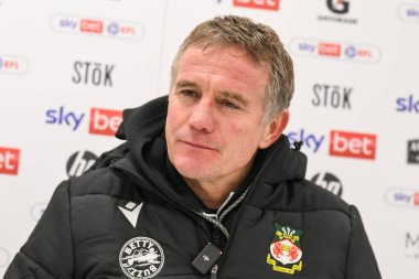 Wrexham 'ın Phil Parkinson Menajeri 3 Aralık 2024' te Wrexham-Barnsley maçında Wrexham - SToK Cae Ras, Wrexham, İngiltere