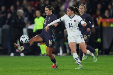 İngiltere 'den Grace Clinton, 3 Aralık 2024' te Bramall Lane, Sheffield, İngiltere 'de oynanan Uluslararası Bayanlar Dostluk karşılaşmasında topu kontrol ediyor.