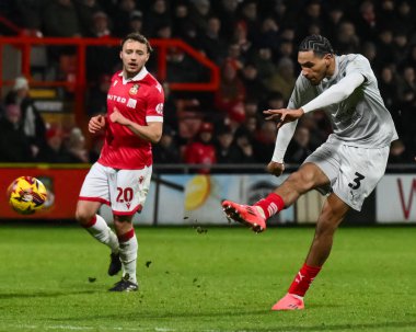 Barnsley 'den Jon Russell, 3 Aralık 2024' te İngiltere 'nin SToK Cae Ras, Wrexham kentinde oynanan Wrexham-Barnsley maçında gol atıyordu.