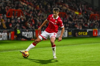 Wrexham 'dan Max Cleworth, 3 Aralık 2024' te SToK Cae Ras, Wrexham, İngiltere 'de oynanan Wrexham-Barnsley maçında topu kontrol ediyor.